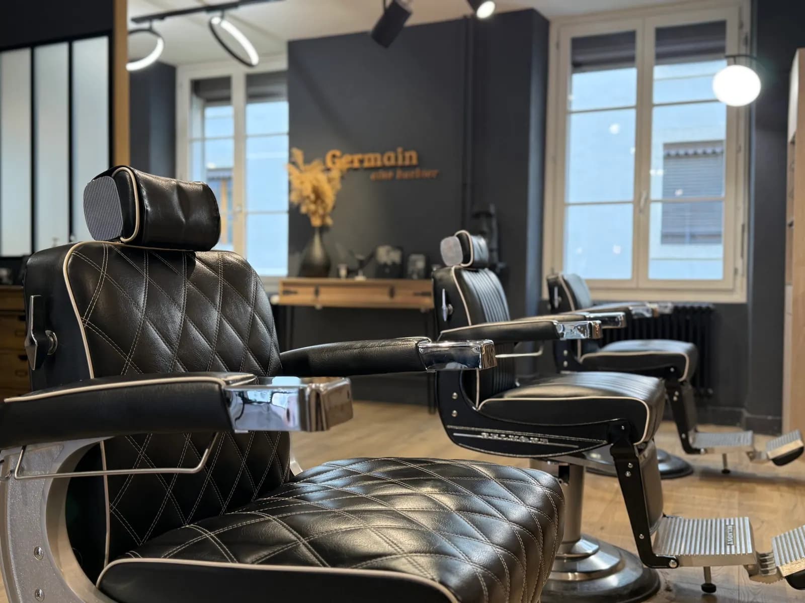Les fauteuils barbier du salon Germain à Genève